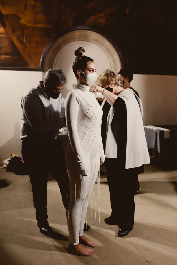 Joyas únicas y modelos de lujo en un desfile inédito. Álex Vallejo debuta sobre la pasarela de San Telmo con una original y emotiva puesta en escena a cargo de Verdini Dantza Taldea. La música y la luz y la coreografía de los bailarines ha sido el hilo conductor para mostrar más de 30 jotas de la firma. 