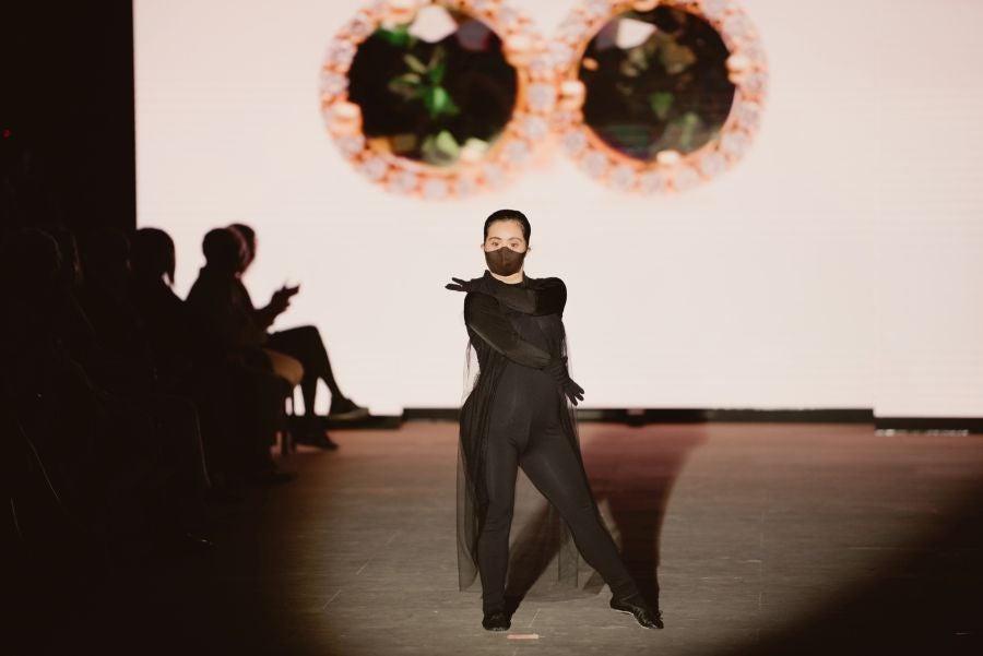 Joyas únicas y modelos de lujo en un desfile inédito. Álex Vallejo debuta sobre la pasarela de San Telmo con una original y emotiva puesta en escena a cargo de Verdini Dantza Taldea. La música y la luz y la coreografía de los bailarines ha sido el hilo conductor para mostrar más de 30 jotas de la firma. 