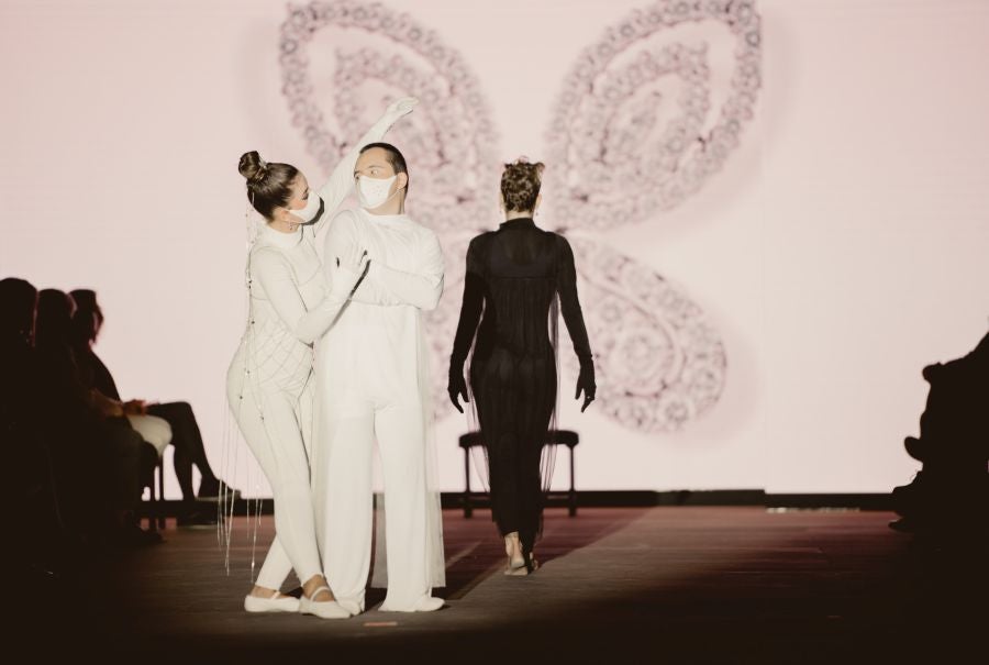 Joyas únicas y modelos de lujo en un desfile inédito. Álex Vallejo debuta sobre la pasarela de San Telmo con una original y emotiva puesta en escena a cargo de Verdini Dantza Taldea. La música y la luz y la coreografía de los bailarines ha sido el hilo conductor para mostrar más de 30 jotas de la firma. 