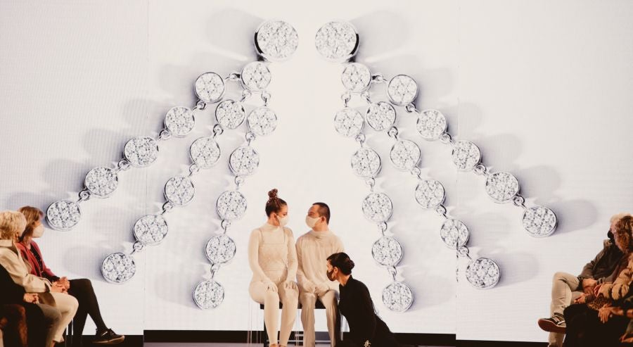 Joyas únicas y modelos de lujo en un desfile inédito. Álex Vallejo debuta sobre la pasarela de San Telmo con una original y emotiva puesta en escena a cargo de Verdini Dantza Taldea. La música y la luz y la coreografía de los bailarines ha sido el hilo conductor para mostrar más de 30 jotas de la firma. 