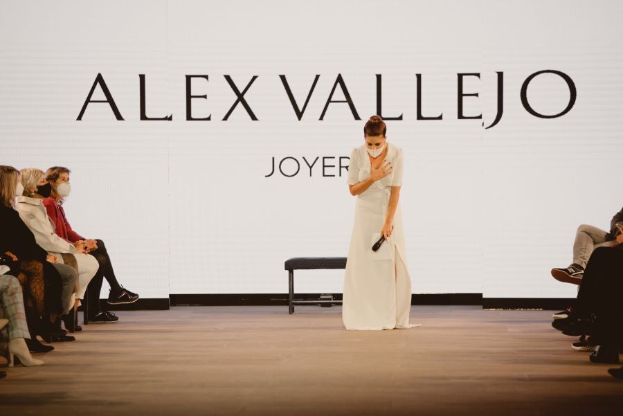 Joyas únicas y modelos de lujo en un desfile inédito. Álex Vallejo debuta sobre la pasarela de San Telmo con una original y emotiva puesta en escena a cargo de Verdini Dantza Taldea. La música y la luz y la coreografía de los bailarines ha sido el hilo conductor para mostrar más de 30 jotas de la firma. 