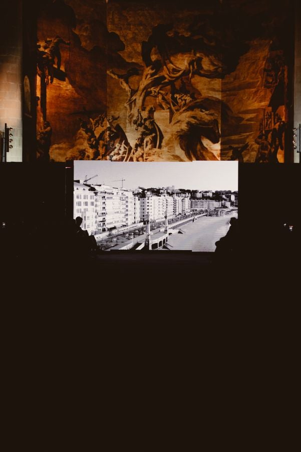 Joyas únicas y modelos de lujo en un desfile inédito. Álex Vallejo debuta sobre la pasarela de San Telmo con una original y emotiva puesta en escena a cargo de Verdini Dantza Taldea. La música y la luz y la coreografía de los bailarines ha sido el hilo conductor para mostrar más de 30 jotas de la firma. 