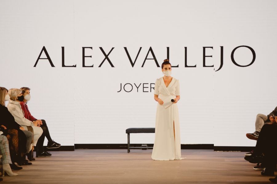 Joyas únicas y modelos de lujo en un desfile inédito. Álex Vallejo debuta sobre la pasarela de San Telmo con una original y emotiva puesta en escena a cargo de Verdini Dantza Taldea. La música y la luz y la coreografía de los bailarines ha sido el hilo conductor para mostrar más de 30 jotas de la firma. 