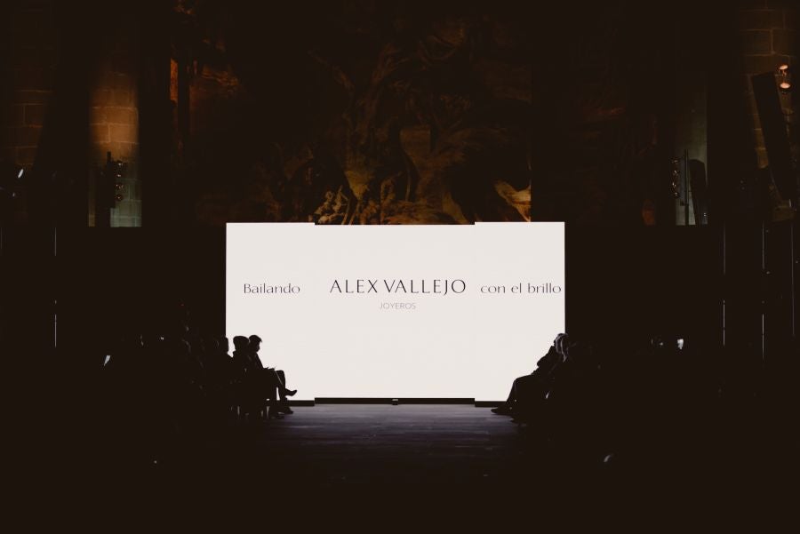 Joyas únicas y modelos de lujo en un desfile inédito. Álex Vallejo debuta sobre la pasarela de San Telmo con una original y emotiva puesta en escena a cargo de Verdini Dantza Taldea. La música y la luz y la coreografía de los bailarines ha sido el hilo conductor para mostrar más de 30 jotas de la firma. 