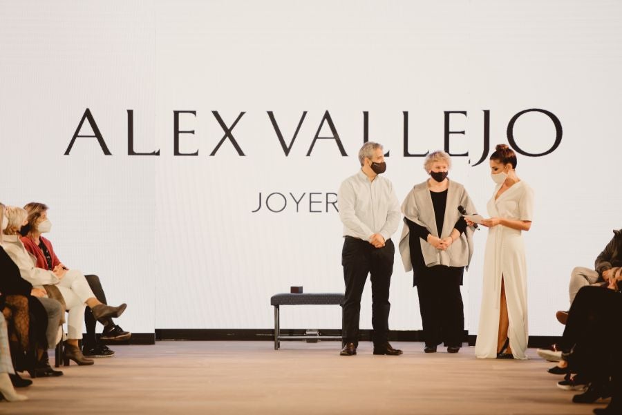 Joyas únicas y modelos de lujo en un desfile inédito. Álex Vallejo debuta sobre la pasarela de San Telmo con una original y emotiva puesta en escena a cargo de Verdini Dantza Taldea. La música y la luz y la coreografía de los bailarines ha sido el hilo conductor para mostrar más de 30 jotas de la firma. 