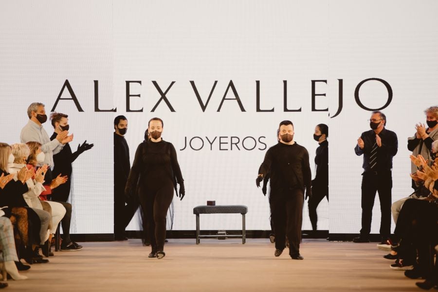 Joyas únicas y modelos de lujo en un desfile inédito. Álex Vallejo debuta sobre la pasarela de San Telmo con una original y emotiva puesta en escena a cargo de Verdini Dantza Taldea. La música y la luz y la coreografía de los bailarines ha sido el hilo conductor para mostrar más de 30 jotas de la firma. 