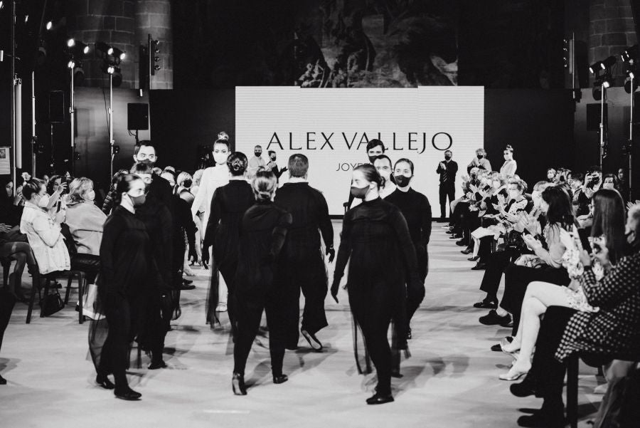 Joyas únicas y modelos de lujo en un desfile inédito. Álex Vallejo debuta sobre la pasarela de San Telmo con una original y emotiva puesta en escena a cargo de Verdini Dantza Taldea. La música y la luz y la coreografía de los bailarines ha sido el hilo conductor para mostrar más de 30 jotas de la firma. 