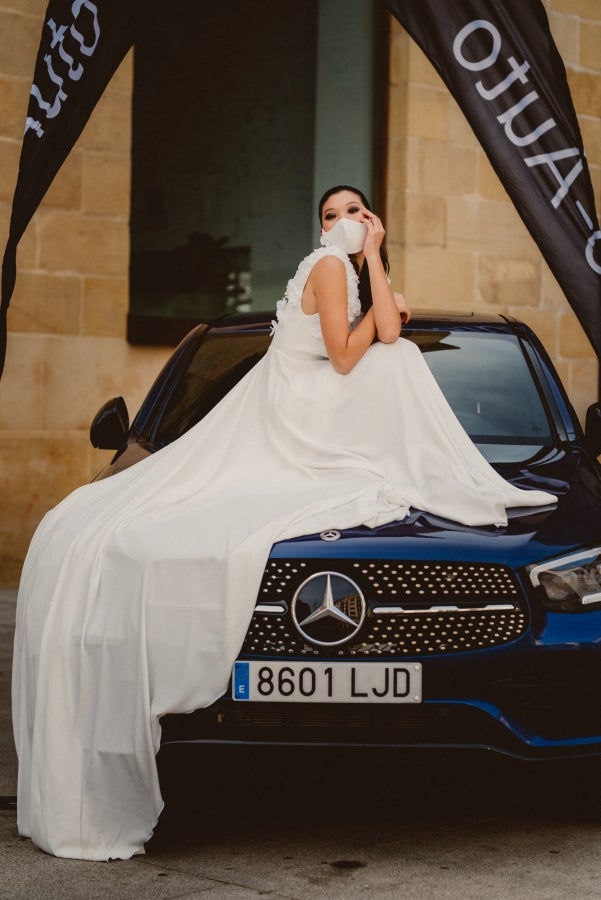 Vestidos de ensueño con patrones únicos y detalles creados con alma. La colección 'Alma' ha rendido homenaje a los artesanos, a las tradiciones y a las raíces. A su arte, reflejado en el bordar y en el tejer; a imagen de la destreza de los bailes tradicionales. Inge Zubeldia ha irradiado color, luz y optimismo en un momento tan devastador a nivel global. 