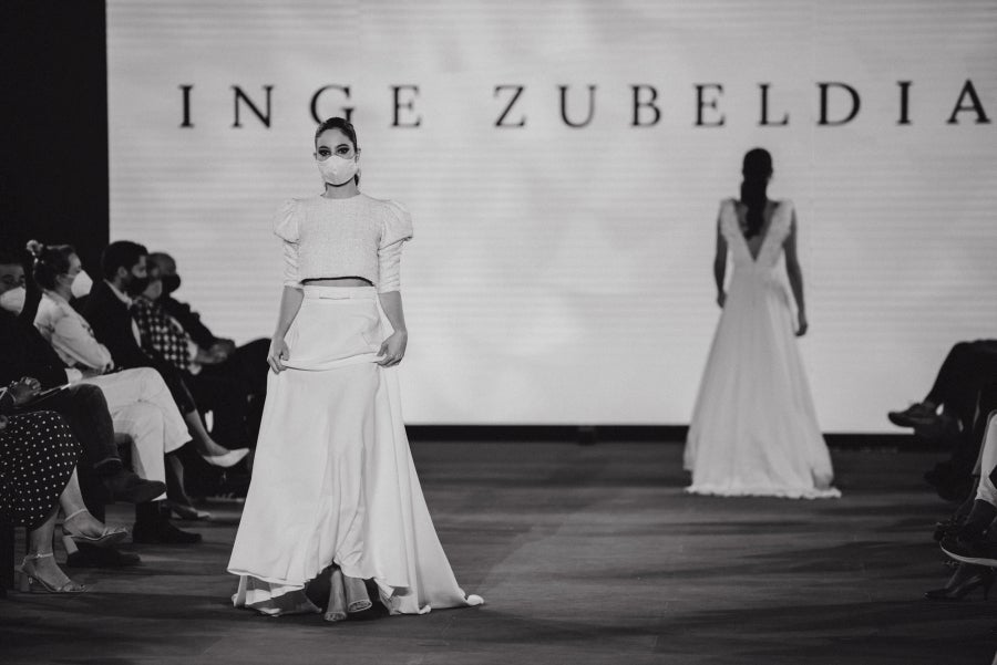 Vestidos de ensueño con patrones únicos y detalles creados con alma. La colección 'Alma' ha rendido homenaje a los artesanos, a las tradiciones y a las raíces. A su arte, reflejado en el bordar y en el tejer; a imagen de la destreza de los bailes tradicionales. Inge Zubeldia ha irradiado color, luz y optimismo en un momento tan devastador a nivel global. 