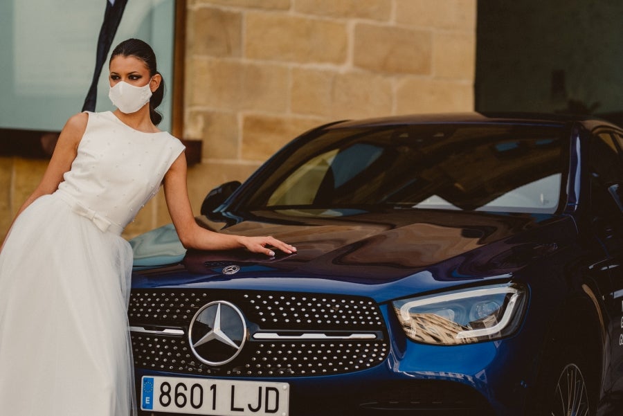 Vestidos de ensueño con patrones únicos y detalles creados con alma. La colección 'Alma' ha rendido homenaje a los artesanos, a las tradiciones y a las raíces. A su arte, reflejado en el bordar y en el tejer; a imagen de la destreza de los bailes tradicionales. Inge Zubeldia ha irradiado color, luz y optimismo en un momento tan devastador a nivel global. 