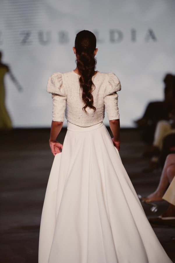 Vestidos de ensueño con patrones únicos y detalles creados con alma. La colección 'Alma' ha rendido homenaje a los artesanos, a las tradiciones y a las raíces. A su arte, reflejado en el bordar y en el tejer; a imagen de la destreza de los bailes tradicionales. Inge Zubeldia ha irradiado color, luz y optimismo en un momento tan devastador a nivel global. 