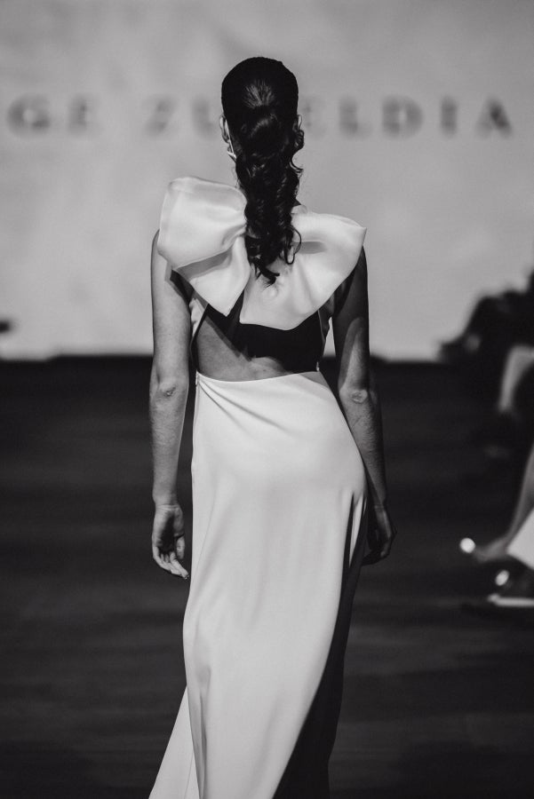 Vestidos de ensueño con patrones únicos y detalles creados con alma. La colección 'Alma' ha rendido homenaje a los artesanos, a las tradiciones y a las raíces. A su arte, reflejado en el bordar y en el tejer; a imagen de la destreza de los bailes tradicionales. Inge Zubeldia ha irradiado color, luz y optimismo en un momento tan devastador a nivel global. 