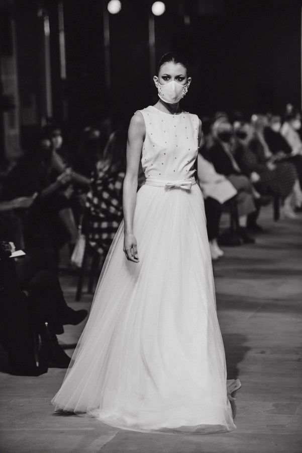 Vestidos de ensueño con patrones únicos y detalles creados con alma. La colección 'Alma' ha rendido homenaje a los artesanos, a las tradiciones y a las raíces. A su arte, reflejado en el bordar y en el tejer; a imagen de la destreza de los bailes tradicionales. Inge Zubeldia ha irradiado color, luz y optimismo en un momento tan devastador a nivel global. 