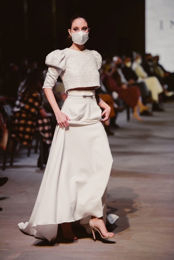 Vestidos de ensueño con patrones únicos y detalles creados con alma. La colección 'Alma' ha rendido homenaje a los artesanos, a las tradiciones y a las raíces. A su arte, reflejado en el bordar y en el tejer; a imagen de la destreza de los bailes tradicionales. Inge Zubeldia ha irradiado color, luz y optimismo en un momento tan devastador a nivel global. 