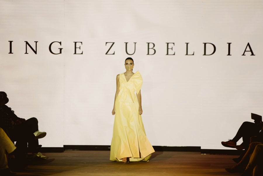 Vestidos de ensueño con patrones únicos y detalles creados con alma. La colección 'Alma' ha rendido homenaje a los artesanos, a las tradiciones y a las raíces. A su arte, reflejado en el bordar y en el tejer; a imagen de la destreza de los bailes tradicionales. Inge Zubeldia ha irradiado color, luz y optimismo en un momento tan devastador a nivel global. 