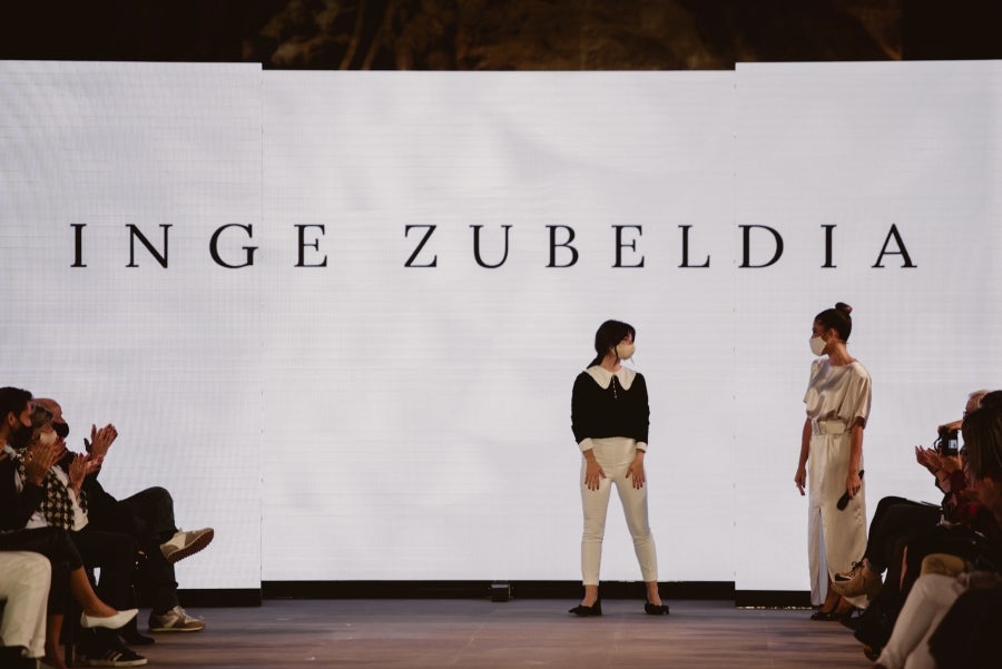 Vestidos de ensueño con patrones únicos y detalles creados con alma. La colección 'Alma' ha rendido homenaje a los artesanos, a las tradiciones y a las raíces. A su arte, reflejado en el bordar y en el tejer; a imagen de la destreza de los bailes tradicionales. Inge Zubeldia ha irradiado color, luz y optimismo en un momento tan devastador a nivel global. 