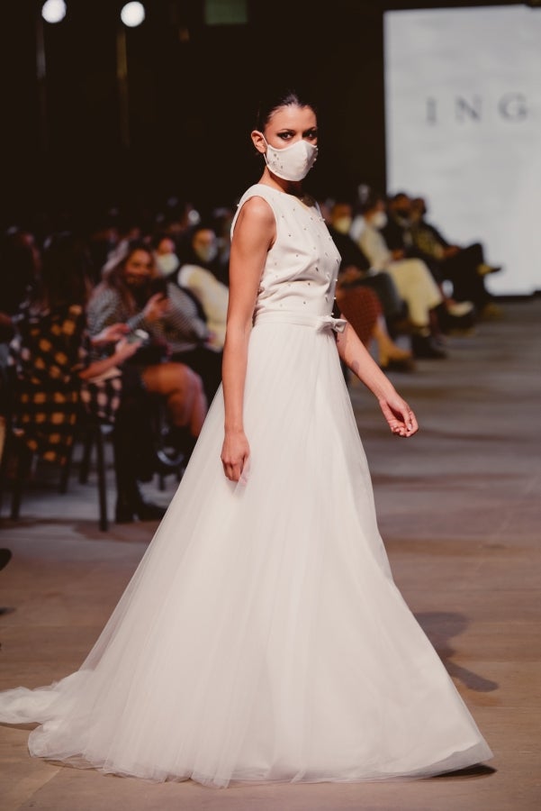 Vestidos de ensueño con patrones únicos y detalles creados con alma. La colección 'Alma' ha rendido homenaje a los artesanos, a las tradiciones y a las raíces. A su arte, reflejado en el bordar y en el tejer; a imagen de la destreza de los bailes tradicionales. Inge Zubeldia ha irradiado color, luz y optimismo en un momento tan devastador a nivel global. 