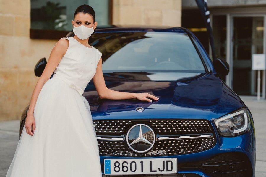 Vestidos de ensueño con patrones únicos y detalles creados con alma. La colección 'Alma' ha rendido homenaje a los artesanos, a las tradiciones y a las raíces. A su arte, reflejado en el bordar y en el tejer; a imagen de la destreza de los bailes tradicionales. Inge Zubeldia ha irradiado color, luz y optimismo en un momento tan devastador a nivel global. 