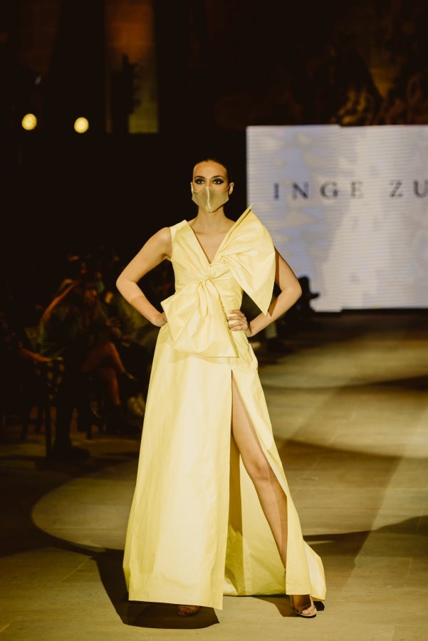 Vestidos de ensueño con patrones únicos y detalles creados con alma. La colección 'Alma' ha rendido homenaje a los artesanos, a las tradiciones y a las raíces. A su arte, reflejado en el bordar y en el tejer; a imagen de la destreza de los bailes tradicionales. Inge Zubeldia ha irradiado color, luz y optimismo en un momento tan devastador a nivel global. 