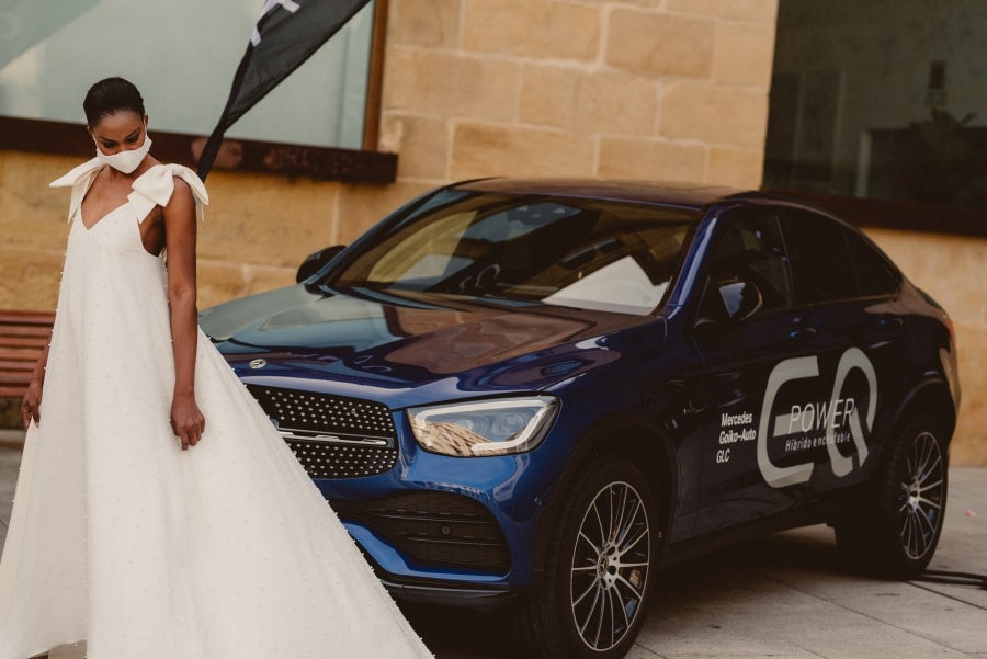 Vestidos de ensueño con patrones únicos y detalles creados con alma. La colección 'Alma' ha rendido homenaje a los artesanos, a las tradiciones y a las raíces. A su arte, reflejado en el bordar y en el tejer; a imagen de la destreza de los bailes tradicionales. Inge Zubeldia ha irradiado color, luz y optimismo en un momento tan devastador a nivel global. 