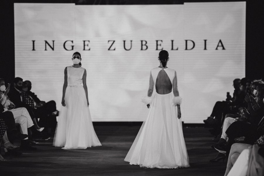 Vestidos de ensueño con patrones únicos y detalles creados con alma. La colección 'Alma' ha rendido homenaje a los artesanos, a las tradiciones y a las raíces. A su arte, reflejado en el bordar y en el tejer; a imagen de la destreza de los bailes tradicionales. Inge Zubeldia ha irradiado color, luz y optimismo en un momento tan devastador a nivel global. 