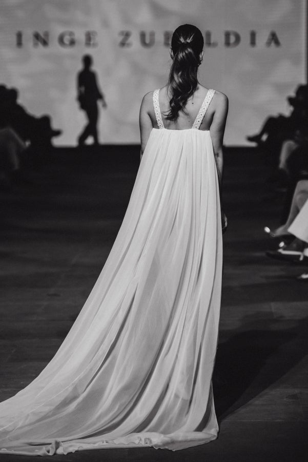Vestidos de ensueño con patrones únicos y detalles creados con alma. La colección 'Alma' ha rendido homenaje a los artesanos, a las tradiciones y a las raíces. A su arte, reflejado en el bordar y en el tejer; a imagen de la destreza de los bailes tradicionales. Inge Zubeldia ha irradiado color, luz y optimismo en un momento tan devastador a nivel global. 