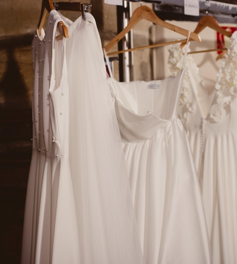 Vestidos de ensueño con patrones únicos y detalles creados con alma. La colección 'Alma' ha rendido homenaje a los artesanos, a las tradiciones y a las raíces. A su arte, reflejado en el bordar y en el tejer; a imagen de la destreza de los bailes tradicionales. Inge Zubeldia ha irradiado color, luz y optimismo en un momento tan devastador a nivel global. 