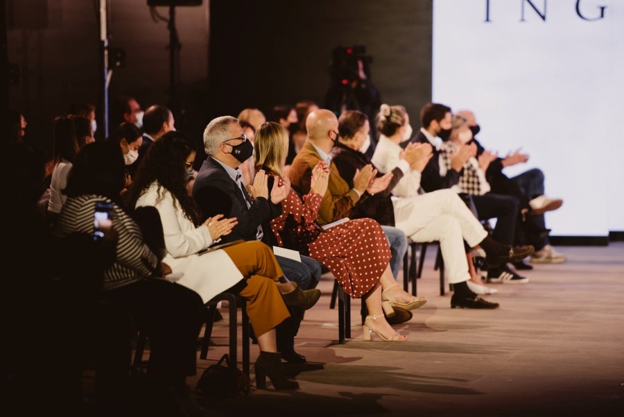 Vestidos de ensueño con patrones únicos y detalles creados con alma. La colección 'Alma' ha rendido homenaje a los artesanos, a las tradiciones y a las raíces. A su arte, reflejado en el bordar y en el tejer; a imagen de la destreza de los bailes tradicionales. Inge Zubeldia ha irradiado color, luz y optimismo en un momento tan devastador a nivel global. 
