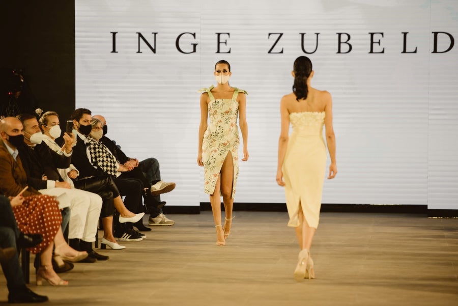 Vestidos de ensueño con patrones únicos y detalles creados con alma. La colección 'Alma' ha rendido homenaje a los artesanos, a las tradiciones y a las raíces. A su arte, reflejado en el bordar y en el tejer; a imagen de la destreza de los bailes tradicionales. Inge Zubeldia ha irradiado color, luz y optimismo en un momento tan devastador a nivel global. 