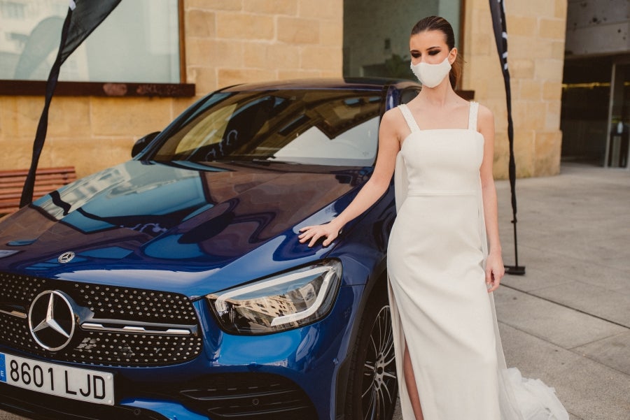 Vestidos de ensueño con patrones únicos y detalles creados con alma. La colección 'Alma' ha rendido homenaje a los artesanos, a las tradiciones y a las raíces. A su arte, reflejado en el bordar y en el tejer; a imagen de la destreza de los bailes tradicionales. Inge Zubeldia ha irradiado color, luz y optimismo en un momento tan devastador a nivel global. 