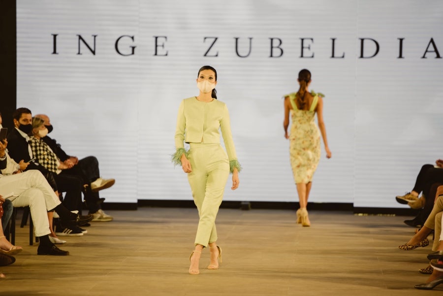 Vestidos de ensueño con patrones únicos y detalles creados con alma. La colección 'Alma' ha rendido homenaje a los artesanos, a las tradiciones y a las raíces. A su arte, reflejado en el bordar y en el tejer; a imagen de la destreza de los bailes tradicionales. Inge Zubeldia ha irradiado color, luz y optimismo en un momento tan devastador a nivel global. 