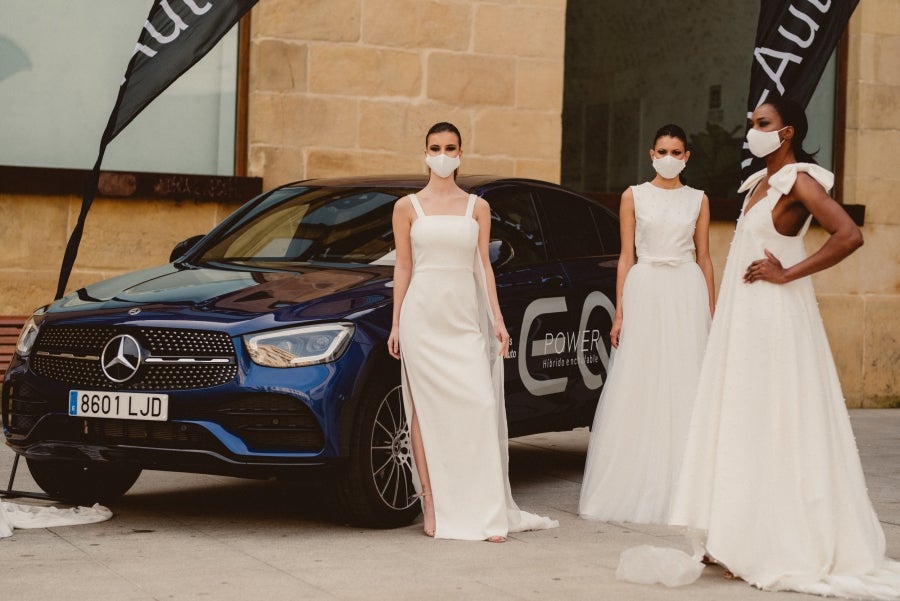 Vestidos de ensueño con patrones únicos y detalles creados con alma. La colección 'Alma' ha rendido homenaje a los artesanos, a las tradiciones y a las raíces. A su arte, reflejado en el bordar y en el tejer; a imagen de la destreza de los bailes tradicionales. Inge Zubeldia ha irradiado color, luz y optimismo en un momento tan devastador a nivel global. 