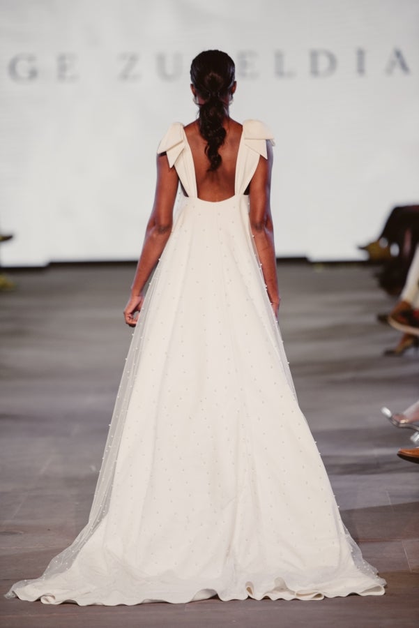 Vestidos de ensueño con patrones únicos y detalles creados con alma. La colección 'Alma' ha rendido homenaje a los artesanos, a las tradiciones y a las raíces. A su arte, reflejado en el bordar y en el tejer; a imagen de la destreza de los bailes tradicionales. Inge Zubeldia ha irradiado color, luz y optimismo en un momento tan devastador a nivel global. 