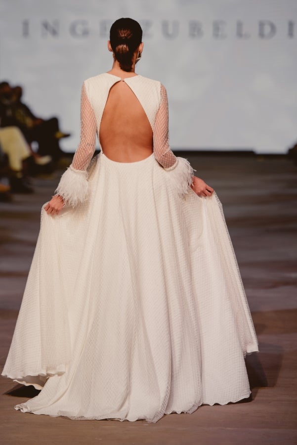 Vestidos de ensueño con patrones únicos y detalles creados con alma. La colección 'Alma' ha rendido homenaje a los artesanos, a las tradiciones y a las raíces. A su arte, reflejado en el bordar y en el tejer; a imagen de la destreza de los bailes tradicionales. Inge Zubeldia ha irradiado color, luz y optimismo en un momento tan devastador a nivel global. 