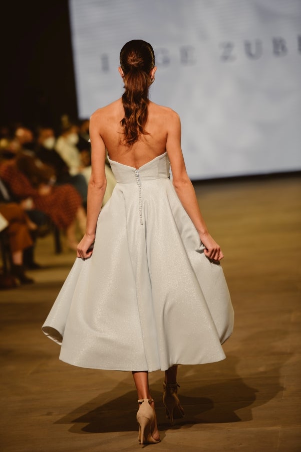 Vestidos de ensueño con patrones únicos y detalles creados con alma. La colección 'Alma' ha rendido homenaje a los artesanos, a las tradiciones y a las raíces. A su arte, reflejado en el bordar y en el tejer; a imagen de la destreza de los bailes tradicionales. Inge Zubeldia ha irradiado color, luz y optimismo en un momento tan devastador a nivel global. 