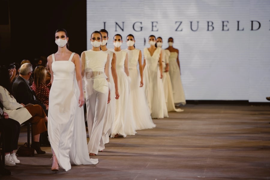 Vestidos de ensueño con patrones únicos y detalles creados con alma. La colección 'Alma' ha rendido homenaje a los artesanos, a las tradiciones y a las raíces. A su arte, reflejado en el bordar y en el tejer; a imagen de la destreza de los bailes tradicionales. Inge Zubeldia ha irradiado color, luz y optimismo en un momento tan devastador a nivel global. 