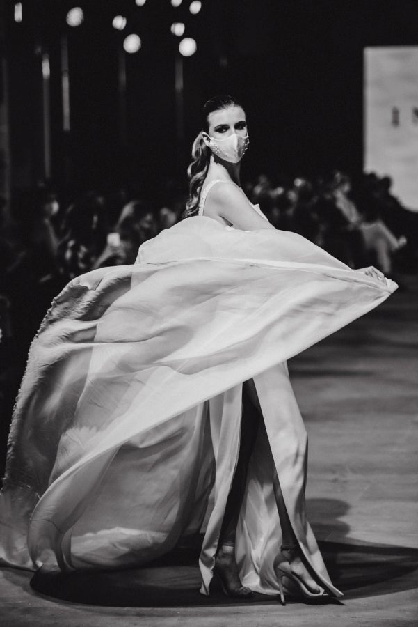 Vestidos de ensueño con patrones únicos y detalles creados con alma. La colección 'Alma' ha rendido homenaje a los artesanos, a las tradiciones y a las raíces. A su arte, reflejado en el bordar y en el tejer; a imagen de la destreza de los bailes tradicionales. Inge Zubeldia ha irradiado color, luz y optimismo en un momento tan devastador a nivel global. 