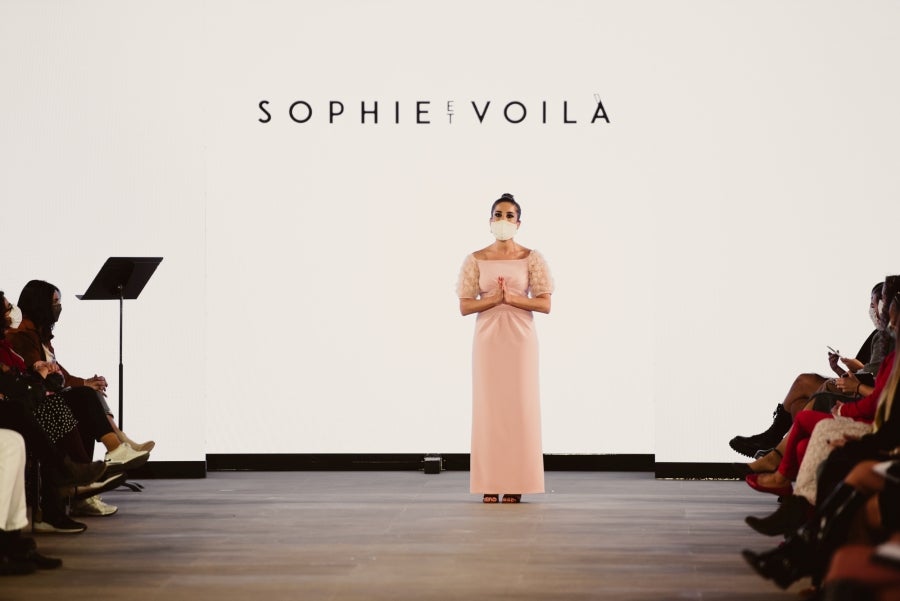 Tres han sido los colores sobre los que ha girado la colección #SEVerywoman presentada en un formato 'semi virtual' en San Telmo; el blanco, el negro y el rosa. El blanco es el color nupcial por excelencia, rey indiscutible de la colección. Es el tono reflejo de la vida de la paz, de los nuevos comienzos, del minimalismo, de la pureza y de la luz. 