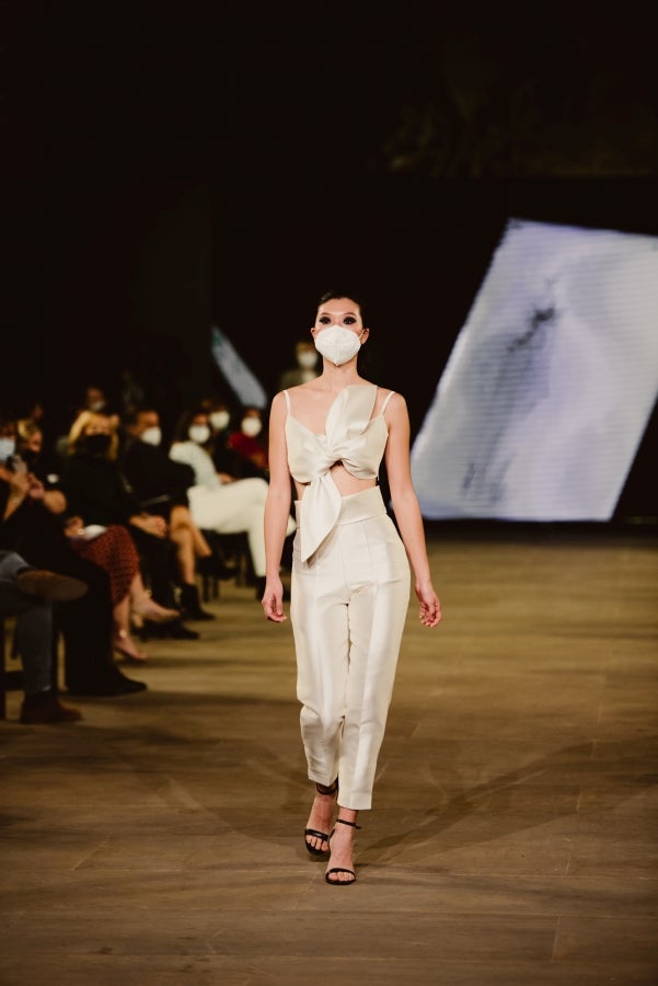 Tres han sido los colores sobre los que ha girado la colección #SEVerywoman presentada en un formato 'semi virtual' en San Telmo; el blanco, el negro y el rosa. El blanco es el color nupcial por excelencia, rey indiscutible de la colección. Es el tono reflejo de la vida de la paz, de los nuevos comienzos, del minimalismo, de la pureza y de la luz. 