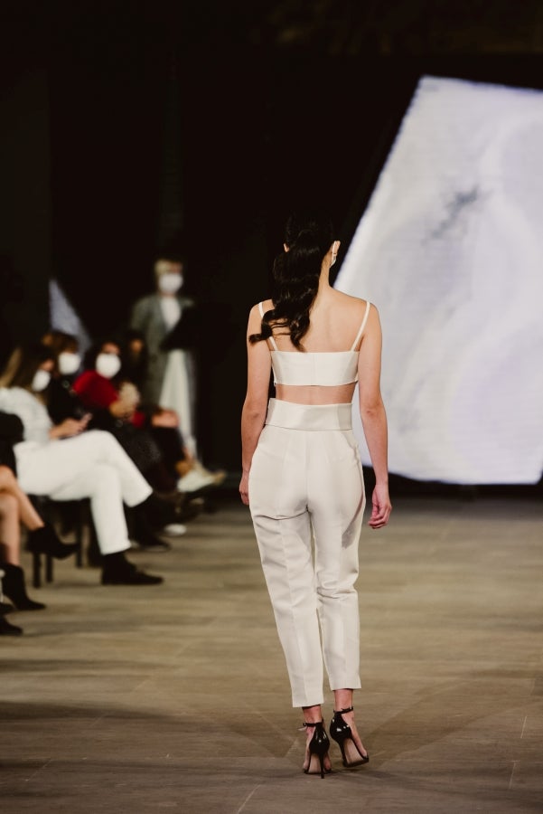 Tres han sido los colores sobre los que ha girado la colección #SEVerywoman presentada en un formato 'semi virtual' en San Telmo; el blanco, el negro y el rosa. El blanco es el color nupcial por excelencia, rey indiscutible de la colección. Es el tono reflejo de la vida de la paz, de los nuevos comienzos, del minimalismo, de la pureza y de la luz. 