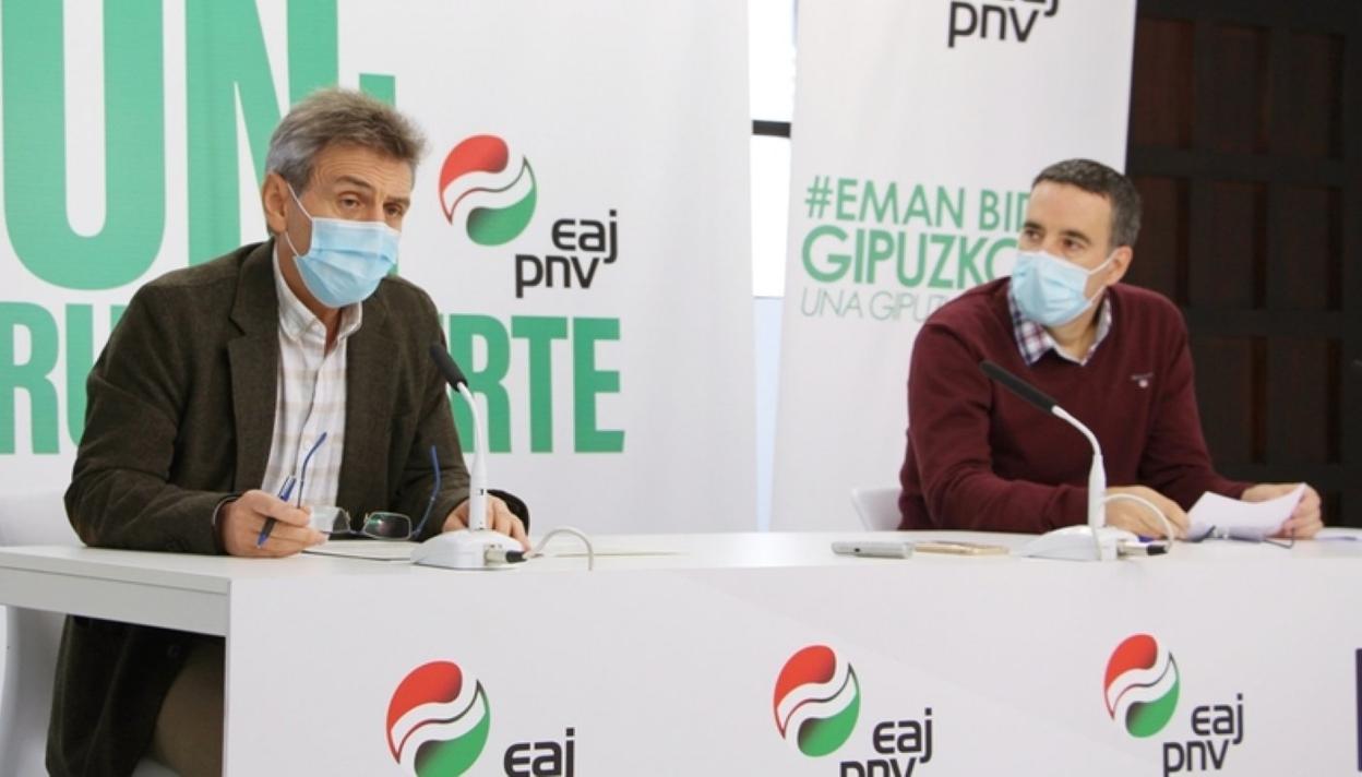 Xabier Iridoy y Iosu Iguiñiz comparecieron en el Batzoki. 