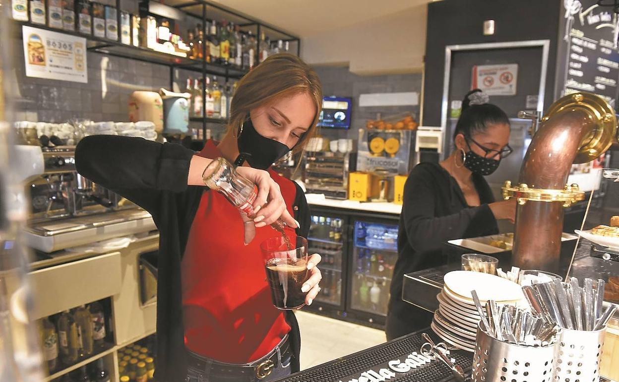 Adela y Laura, camareras de Eguzki Taberna. 