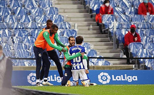 Imagen principal - Tres momentos de Mikel Oyarzabal durante el partido. 