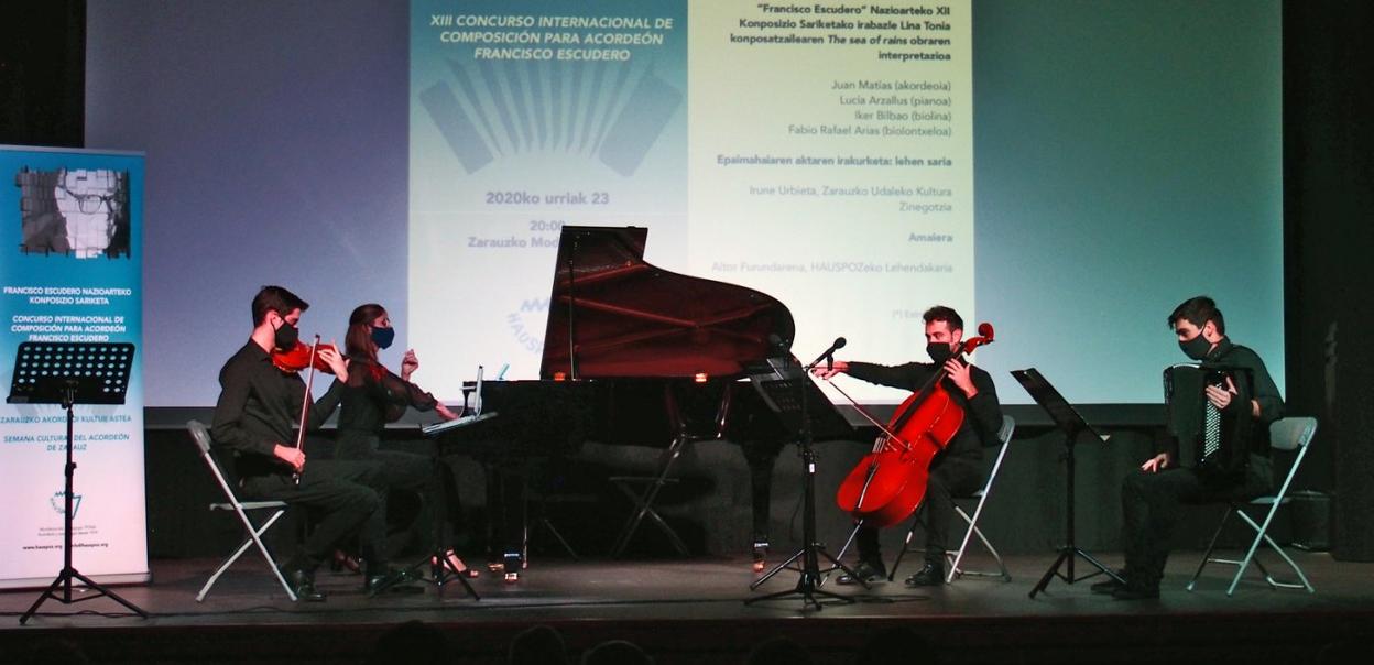 Juan Matías (acordeón), Lucía Arzallus (piano), Iker Bilbao (violín) y Fabio Rafael Arias (violonchelo) tocando en el Modelo Aretoa. 