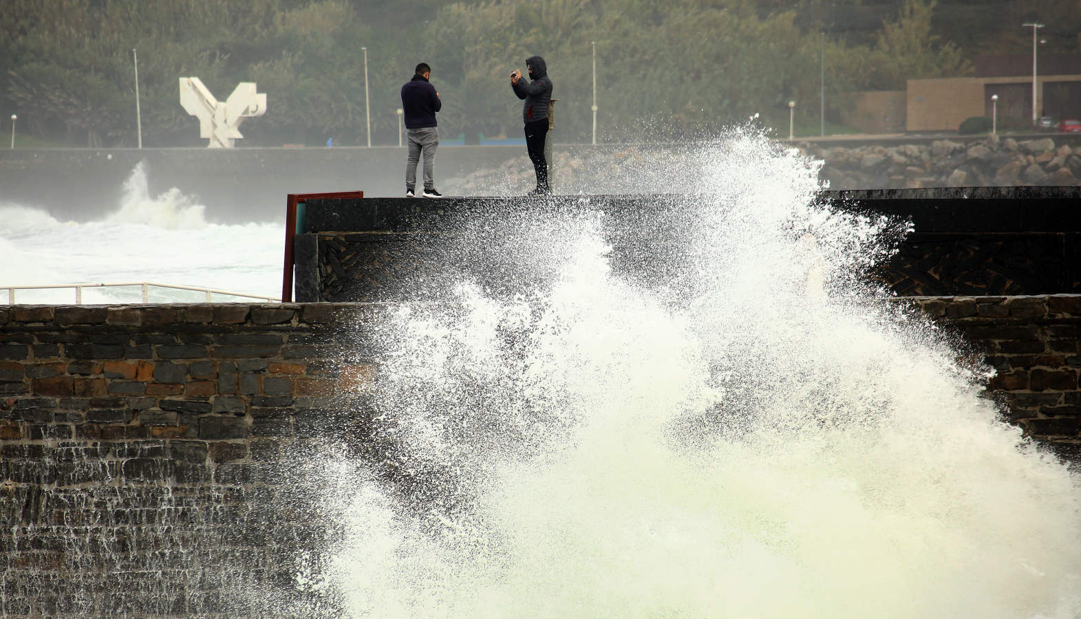 En San Sebastián, las olas han vuelto a realizar un espectáculo y muchos donostiarras se han acercado a verlas desde la primera fila