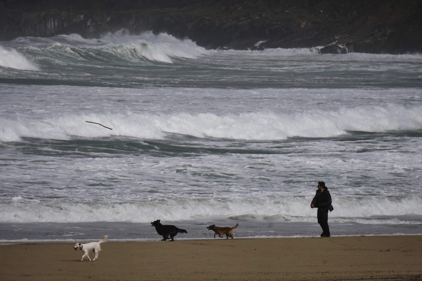 En San Sebastián, las olas han vuelto a realizar un espectáculo y muchos donostiarras se han acercado a verlas desde la primera fila