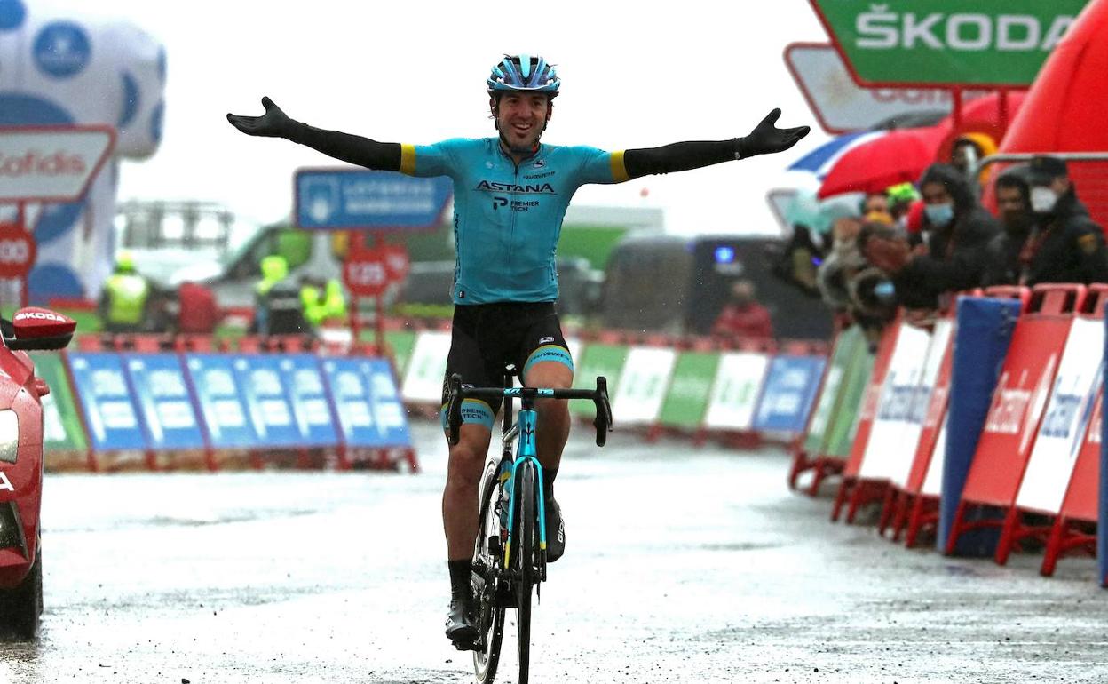 Ion Izagirre celebra su victoria en la cima de Formigal. 