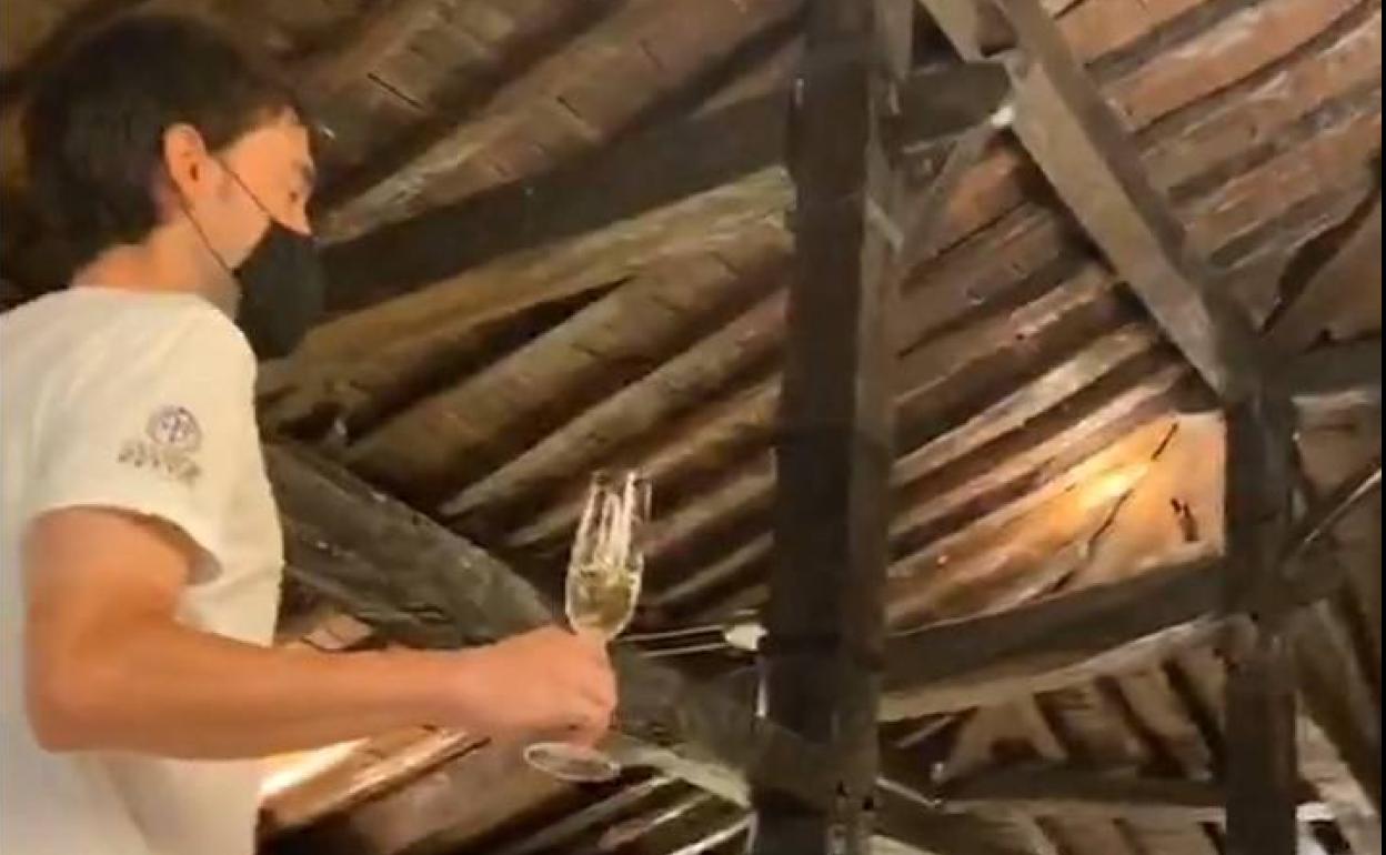 Ion Izagirre celebra con sus compañeros de equipo la victoria de Formigal.