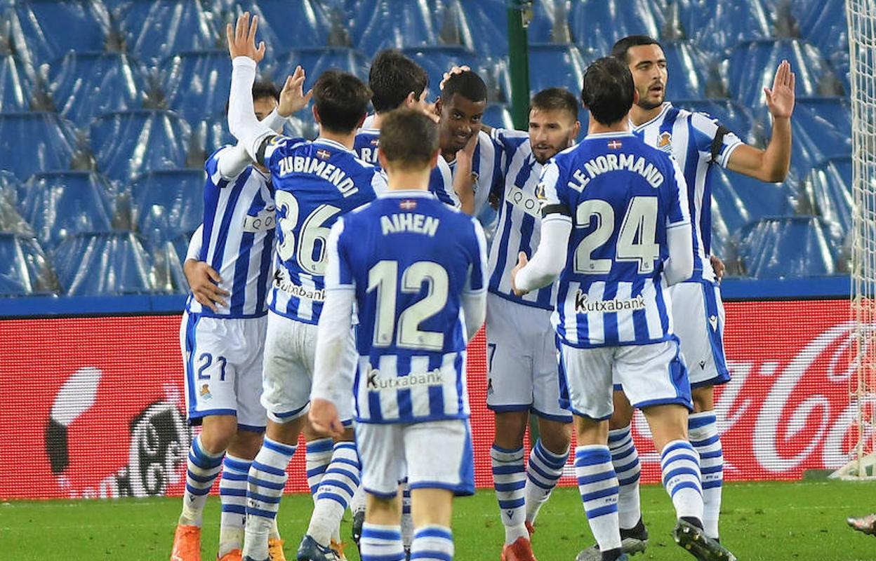 El equipo realista celebra como una piña el tanto de Isak. 
