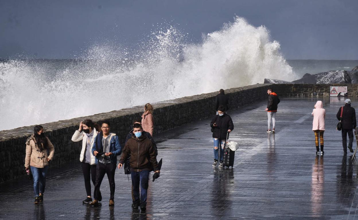 Tiempo en Euskadi: alerta naranja por olas de entre los 5 y 6 metros de altura
